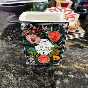 The Secret Garden Floral Vase - Black and White